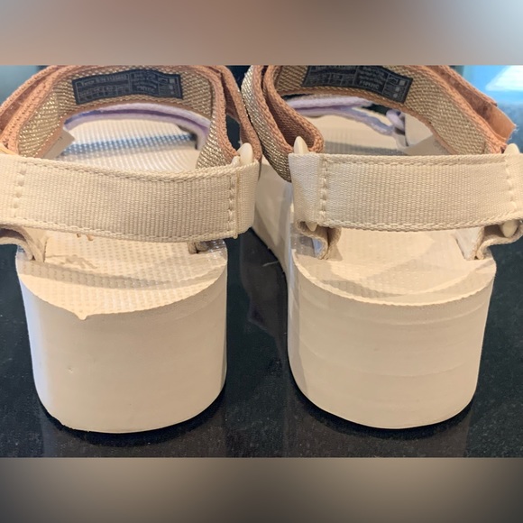 TEVA Platform Sandal, Size 6, Flatform - Picture 9 of 11